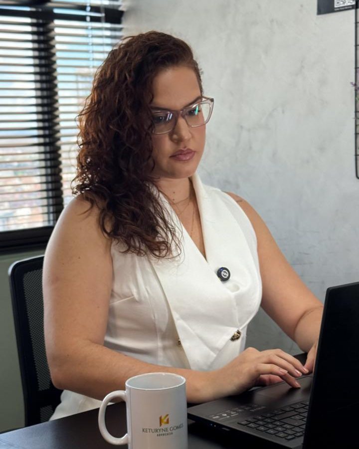 Dra. Keturyne Gomes no escritório em Caruaru